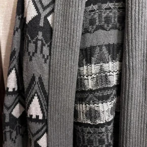 Long Knit Grey Patterned Cardigan Sweater Size Medium - Picture 2 of 8